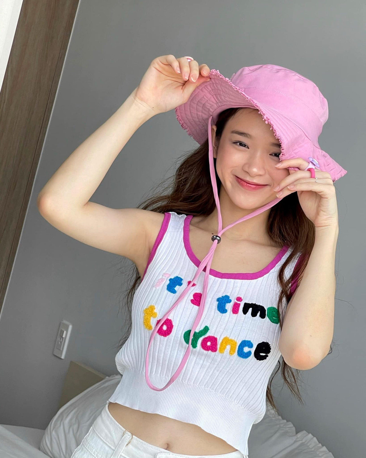 Hình ảnh mới của Linh Ka đã khiến netizen không khỏi ngạc nhiên, nhiều người cho rằng họ "không thể nhận ra" hot girl 19 tuổi với ngoại hình này.