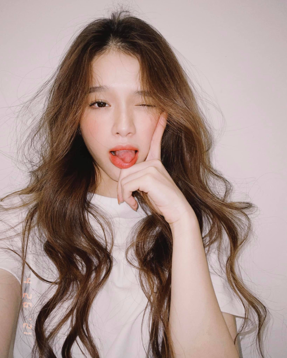 Sau một thời gian liên tục "gây bão" trên MXH, hot girl Hà thành được nhận xét ngày càng trưởng thành, nhan sắc cũng trở nên thăng hạng hơn bao giờ hết.