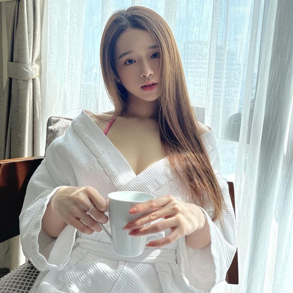 Thậm chí, Linh Ka dù chỉ mới ít tuổi nhưng đã tỏ ra là một người trẻ biết hưởng thụ. Cô nàng liên tục sở hữu bộ sưu tập túi của các thương hiệu lớn như Dior, Chanel, Louis Vuitton…