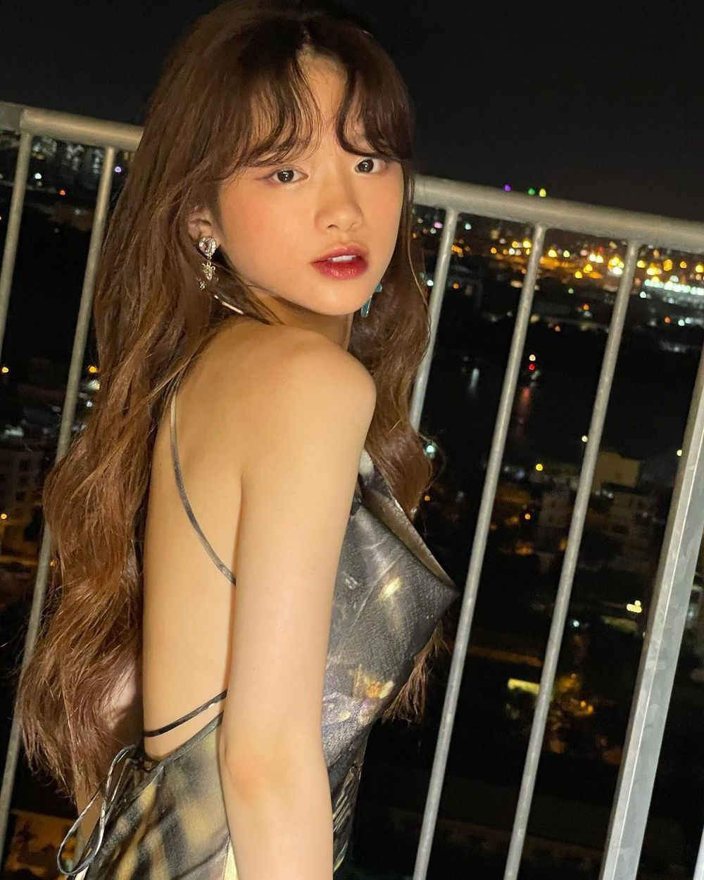 Trong ảnh, Linh Ka diện chiếc váy ngắn có những đường cắt cúp táo bạo cùng gương mặt được trang điểm kĩ càng.