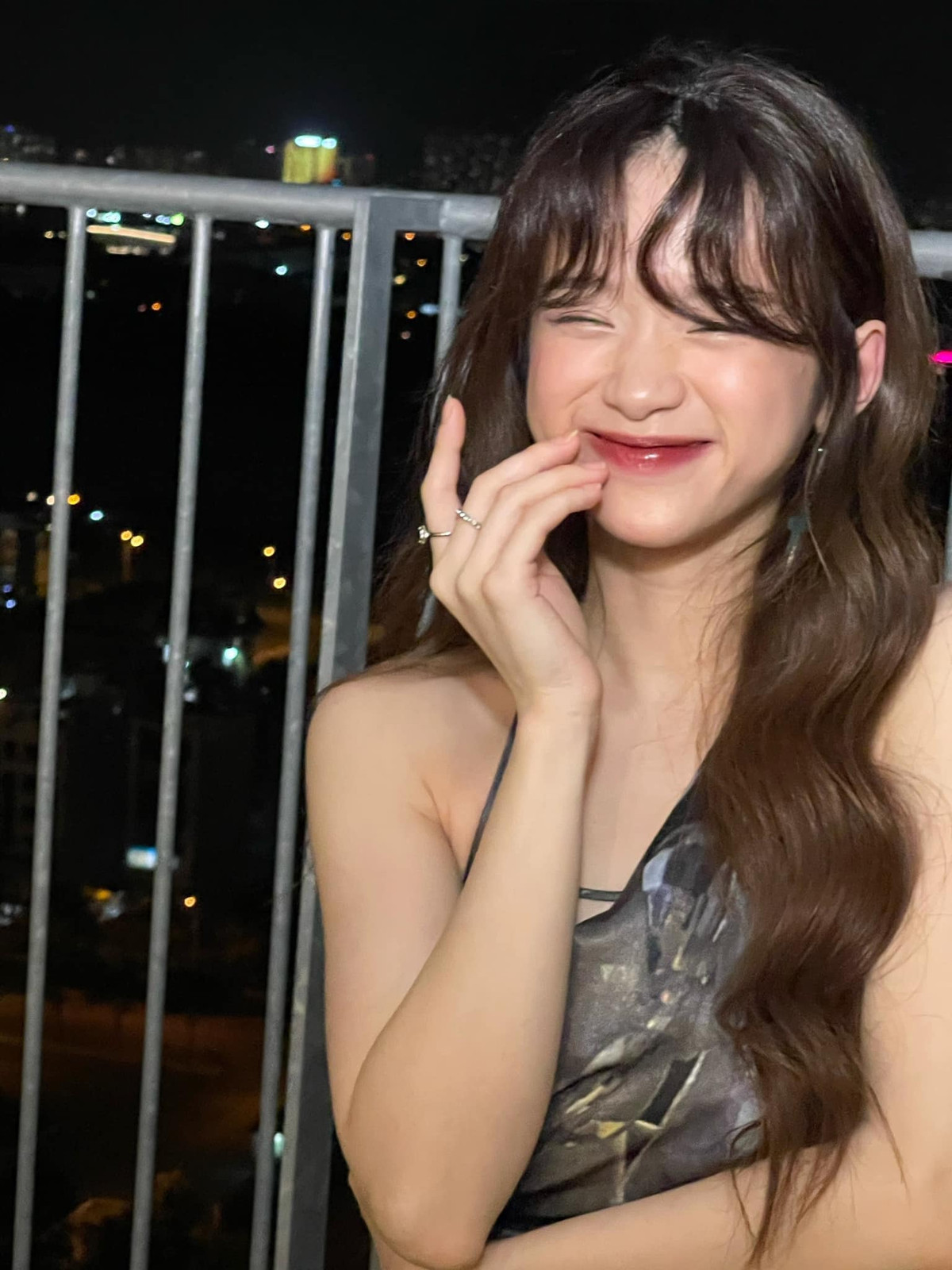 Điển hình như mới đây, hot girl Linh Ka đã khiến các fan hâm mộ khá bất ngờ khi cập nhật hình ảnh mới. Cô nàng sinh năm 2002 xuất hiện với hình ảnh nữ tính, trưởng thành thấy rõ.