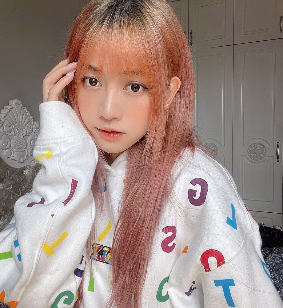 Với những khán giả theo dõi Lê Bống từ lâu, chắc hẳn không ai còn lạ gì với những lần cô nàng khoe dáng có phần khá mạnh bạo trước ống kính. Ảnh: Tổng hợp