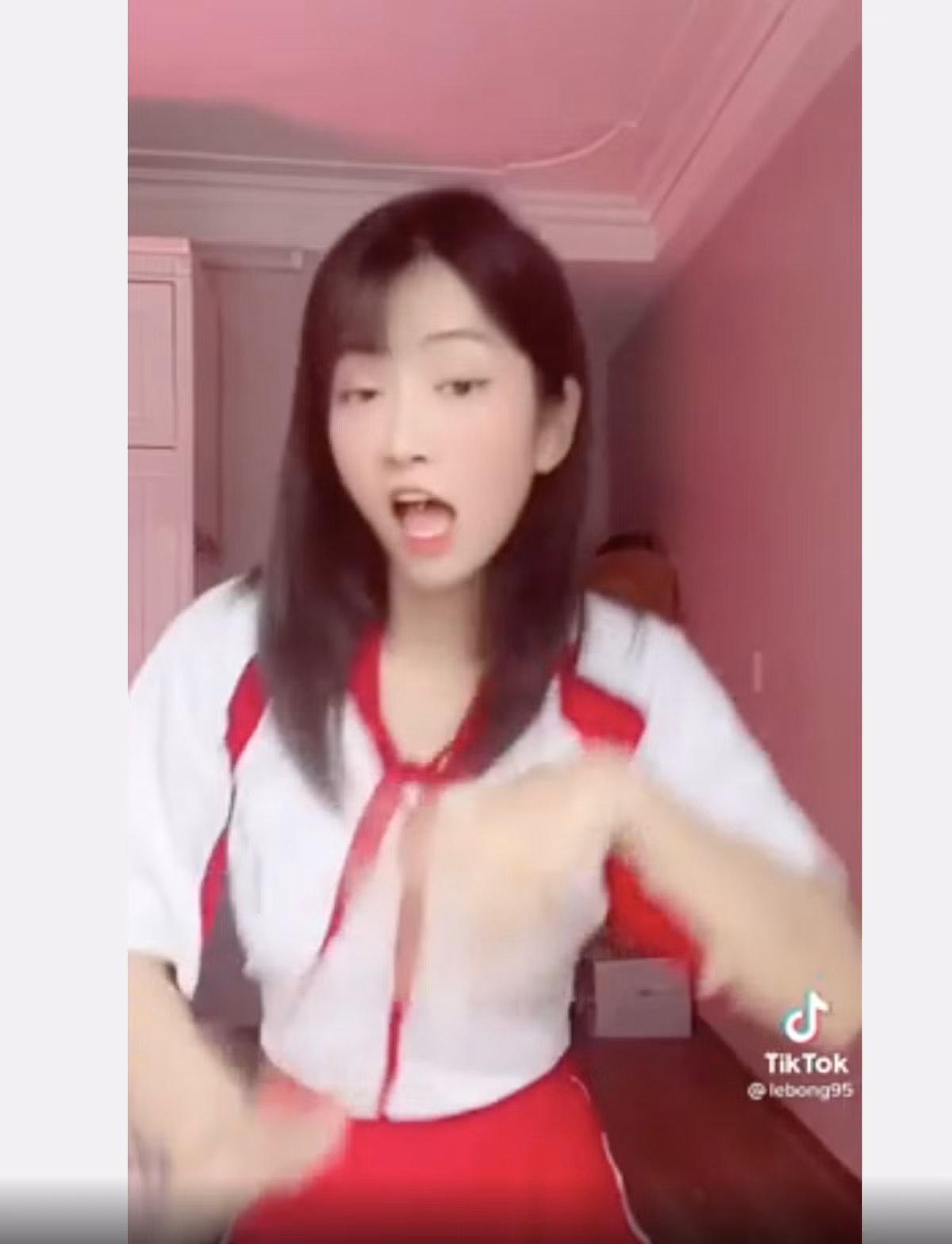 Theo đó, hot TikToker Lê Bống đã quàng chiếc khăn quàng đỏ, mặc kèm với hiếc quần ngắn và nhảy trên nền nhạc sôi động. Nhiều netizen đã để lại không ít bình luận, cho rằng Lê Bống có phần không phù hợp khi kết hợp chiếc khăn quàng đỏ trong clip đu trend, có yếu tố gợi cảm như thế này.