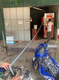 Mỗi khi có khách, người đàn ông chỉ việc bơm xăng qua chiếc ống dẫn thẳng tới bình xăng xe, vô cùng tiện lợi mà lại còn tránh tiếp xúc gần.