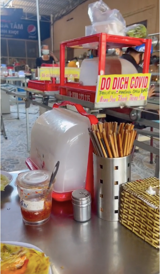 Để giữ khoảng cách mùa dịch, người chủ quán bánh xèo đã lắp cả hệ thống xe đẩy tự động để vận chuyển đồ ăn cho khách. Từ khu vực bếp, người ta chỉ cần đặt các món mà khách order lên chiếc rổ để mọi người tự lấy.