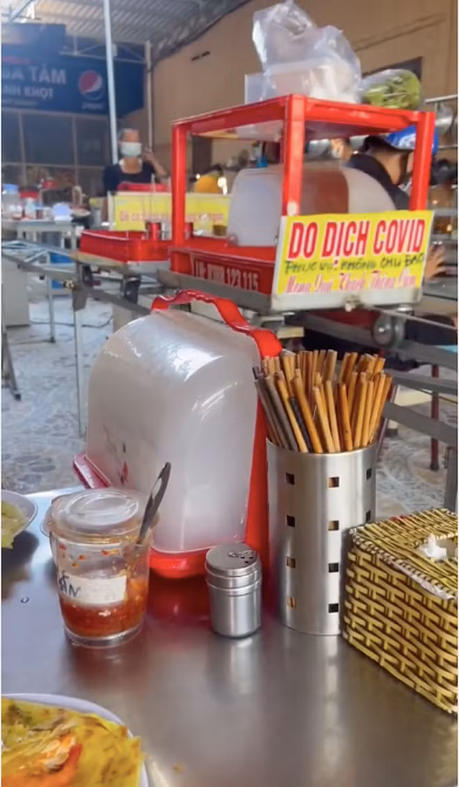 Để giữ khoảng cách mùa dịch, người chủ quán bánh xèo đã lắp cả hệ thống xe đẩy tự động để vận chuyển đồ ăn cho khách. Từ khu vực bếp, người ta chỉ cần đặt các món mà khách order lên chiếc rổ để mọi người tự lấy.