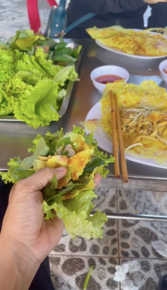 Mới đây, trên TikTok xuất hiện đoạn clip ghi lại cảnh bên trong một quán bánh xèo ở Tây Ninh. Trên caption, anh chàng này giới thiệu hình thức phục vụ khách hàng bằng băng chuyền trong mùa dịch COVID.