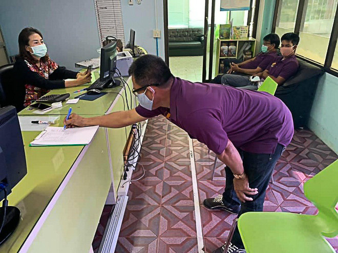 Vạch kẻ, đánh dấu ô vị trí đứng xa bàn làm việc khiến nhiều người đến giao dịch, làm việc tại các chi nhánh, cửa hàng phải gồng mình mới có thể viết, ký giấy tờ. Ảnh: Tổng hợp