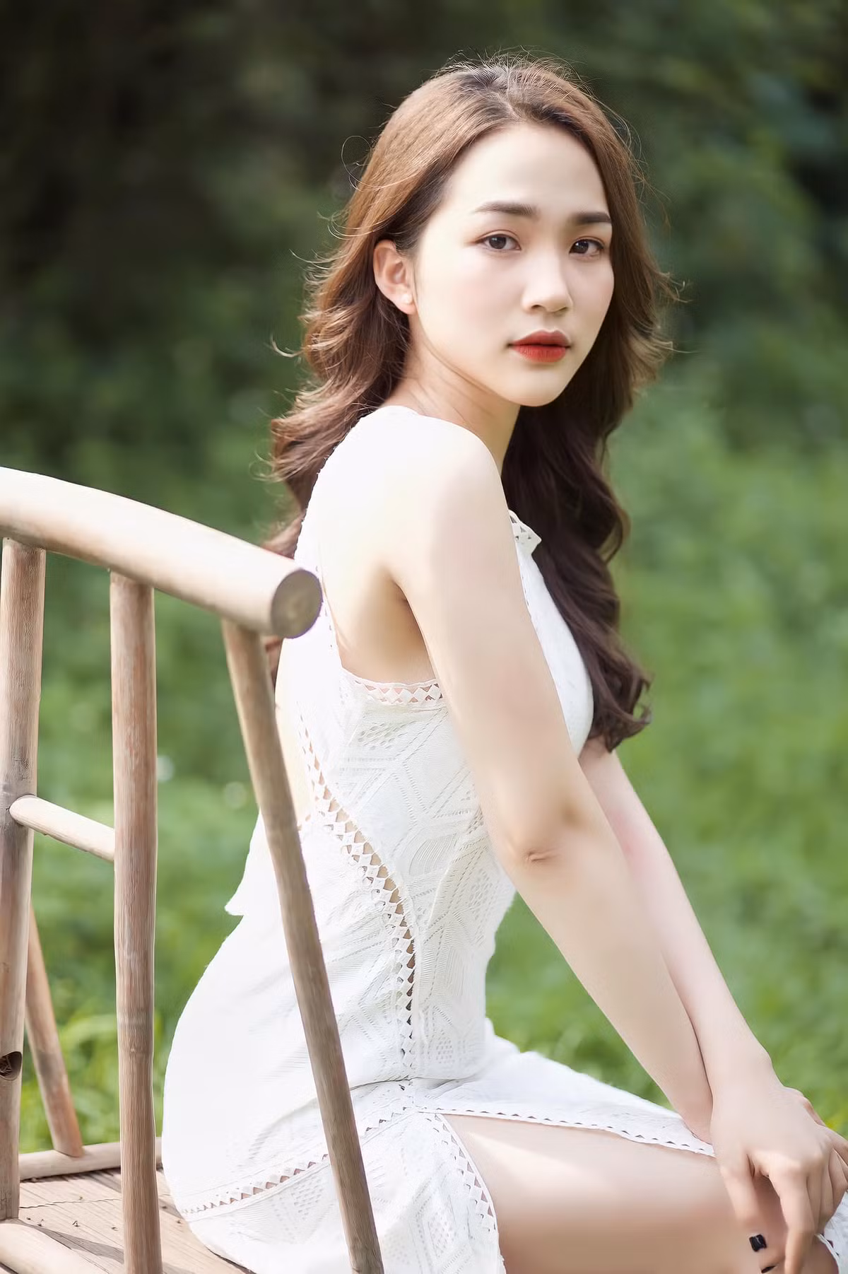 Minh Anh còn tự kinh doanh, sở hữu riêng cho mình một cửa hàng thời trang, hỗ trợ việc kinh doanh của gia đình.