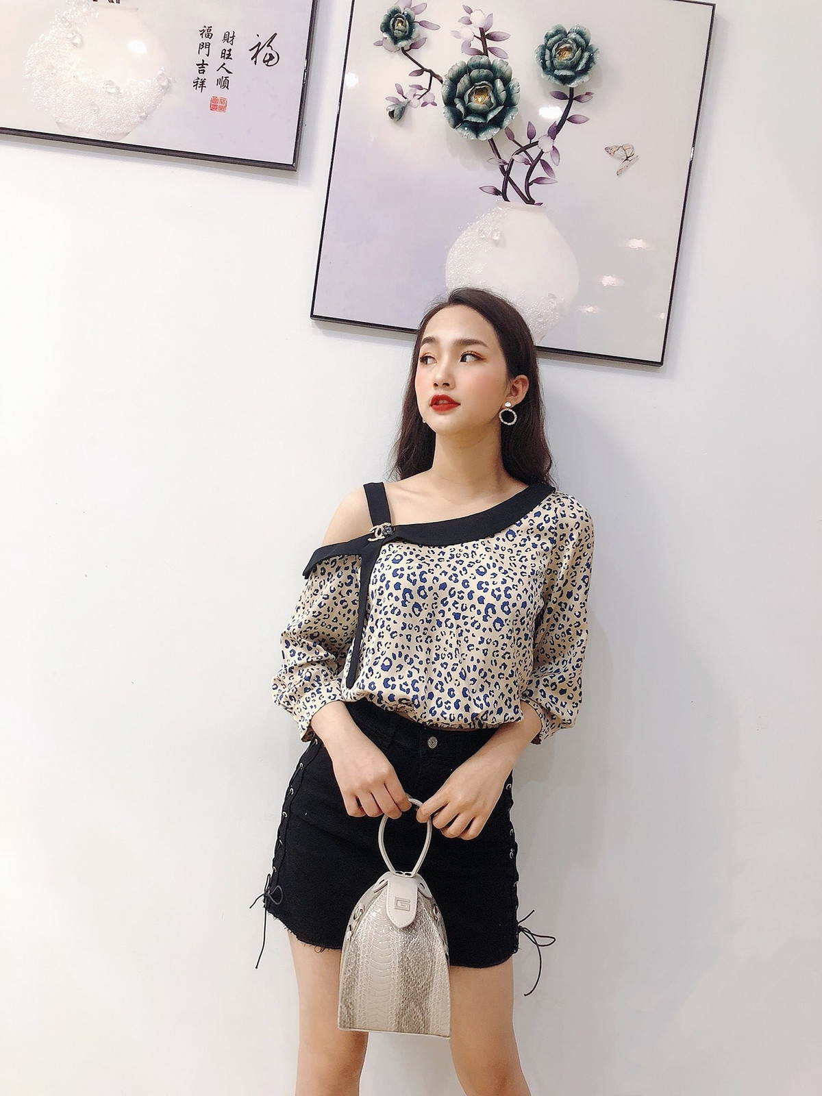 Ngoài nhan sắc "đốn tim" nhiều người, Minh Anh còn gây thiện cảm khi sở hữu bảng thành tích học tập đáng nể.