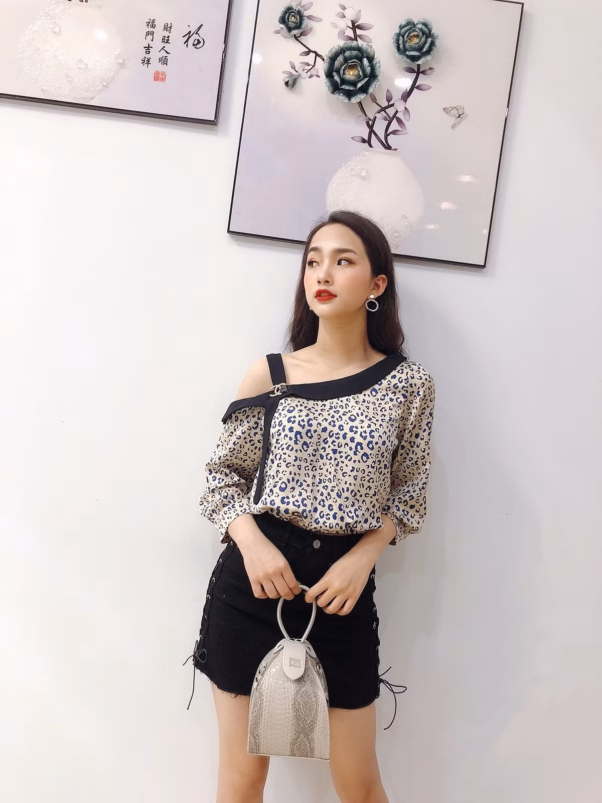 Ngoài nhan sắc "đốn tim" nhiều người, Minh Anh còn gây thiện cảm khi sở hữu bảng thành tích học tập đáng nể.