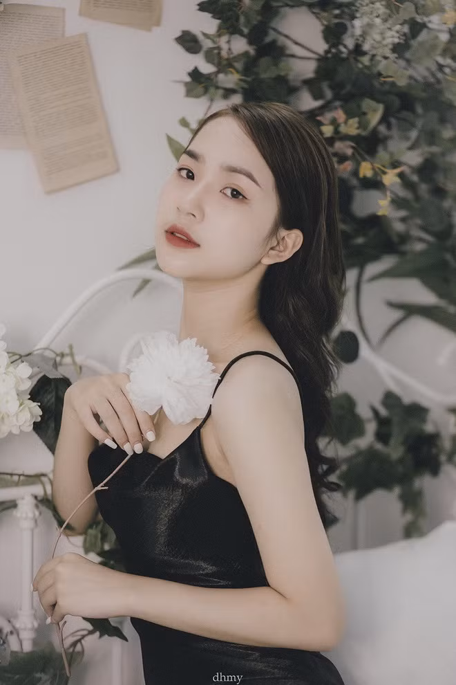 Hot girl 2K hiện đang là sinh viên năm 2 chuyên ngành Quan hệ công chúng tại Đại học Kinh tế Quốc dân.