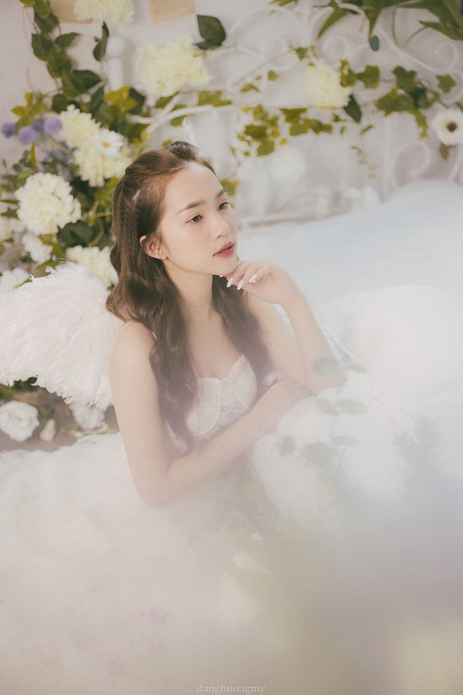 Sở hữu gương mặt xinh đẹp, thân hình thon gọn và Minh Anh còn có khả năng tạo dáng tự nhiên trước ống kính. Mỗi bức ảnh mà cô đăng tải đều nhận về lượng tương tác khá cao, đa phần bình luận là khen ngợi sắc vóc của cô. Ảnh: FBNV