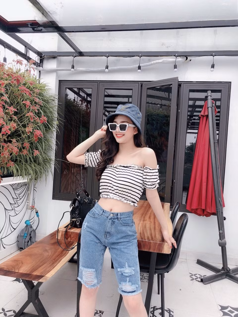 Suốt 12 năm học, cô luôn đạt danh hiệu học sinh xuất sắc, từng là thủ khoa trong kì thi vào cấp 3, nhiều lần đạt giải Nhì, giải Ba của hai môn Toán và Anh Văn cấp huyện, cấp tỉnh.