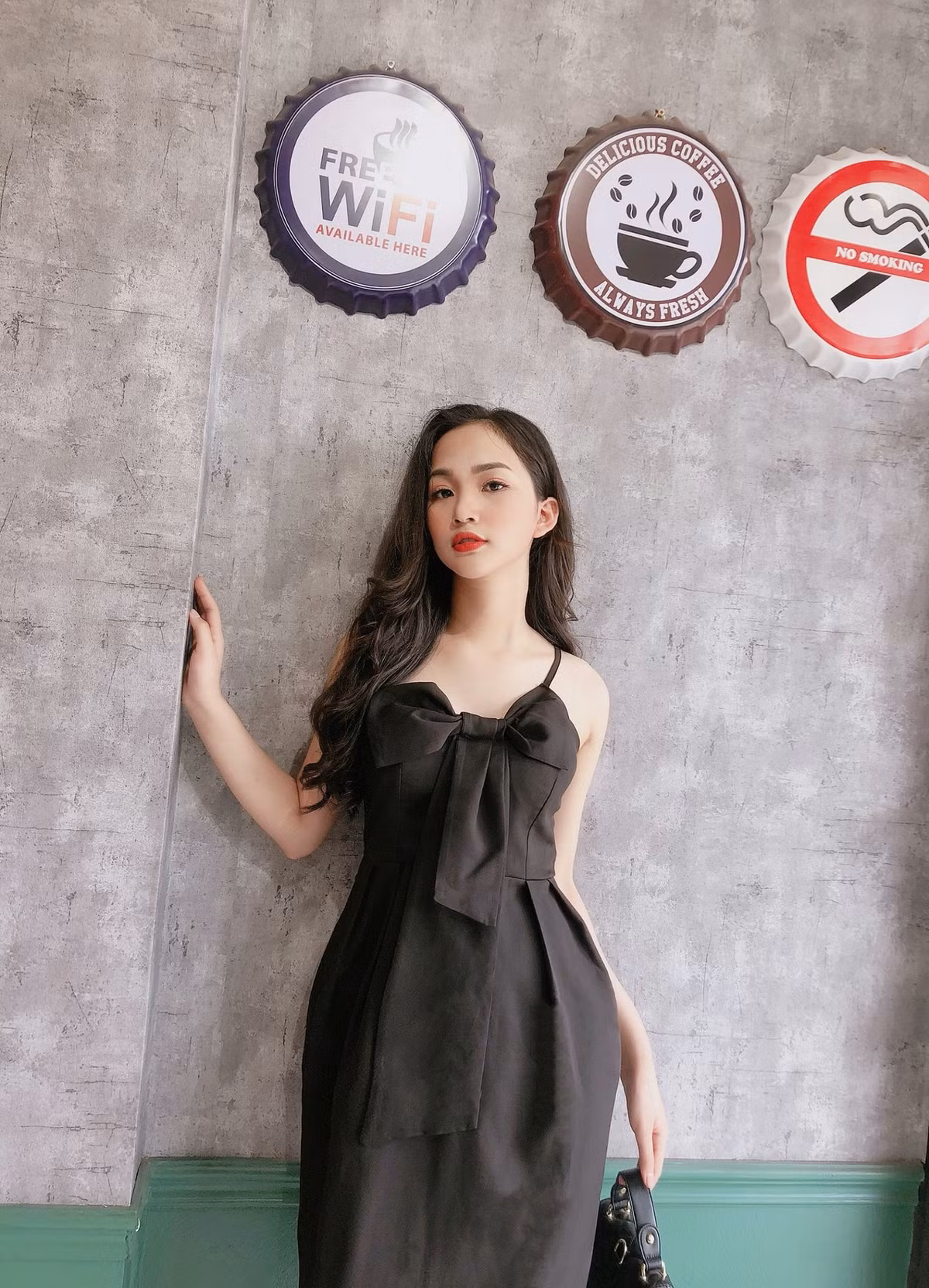 Sở hữu chiều cao 1m65 cùng lợi thế về gương mặt thanh tú, vóc dáng cân đối, gái xinh NEU này dễ dàng chiếm được thiện cảm từ mọi người xung quanh ngay từ lần gặp đầu tiên.