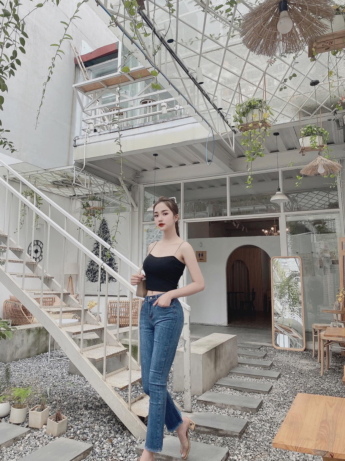 Nhờ lợi thế ngoại hình và có niềm đam mê với lĩnh vực thời trang. Hiện tại, Minh Anh đang là mẫu ảnh độc quyền của nhiều shop thời trang.