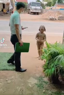 Không biết vì lý do nào mà cô nhóc này người ngợm dính đầy bùn từ đầu đến chân.