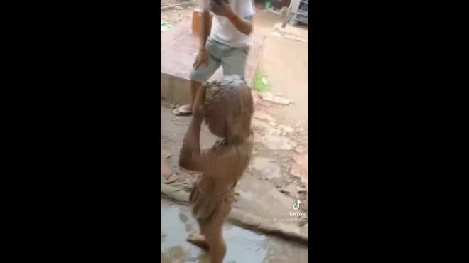 Dưới phần bình luận, nhiều bà mẹ còn chia sẻ cho nhau bởi nhìn thấy hình ảnh của con gái, cháu gái mình trong đó. "Ôi gái nhà mềnh chắc sau này cũng thế này thôi", "Đẻ con gái không hề nhàn nhé. Nghịch như gì luôn",...là những bình luận của cư dân mạng.