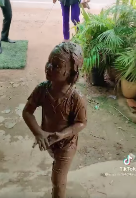 Đặc biệt là cô nhóc này không hề la khóc một tí nào, bình tĩnh bước vào nhà rửa sạch cơ thể, không hề tỏ ra sợ hãi hay xấu hổ.