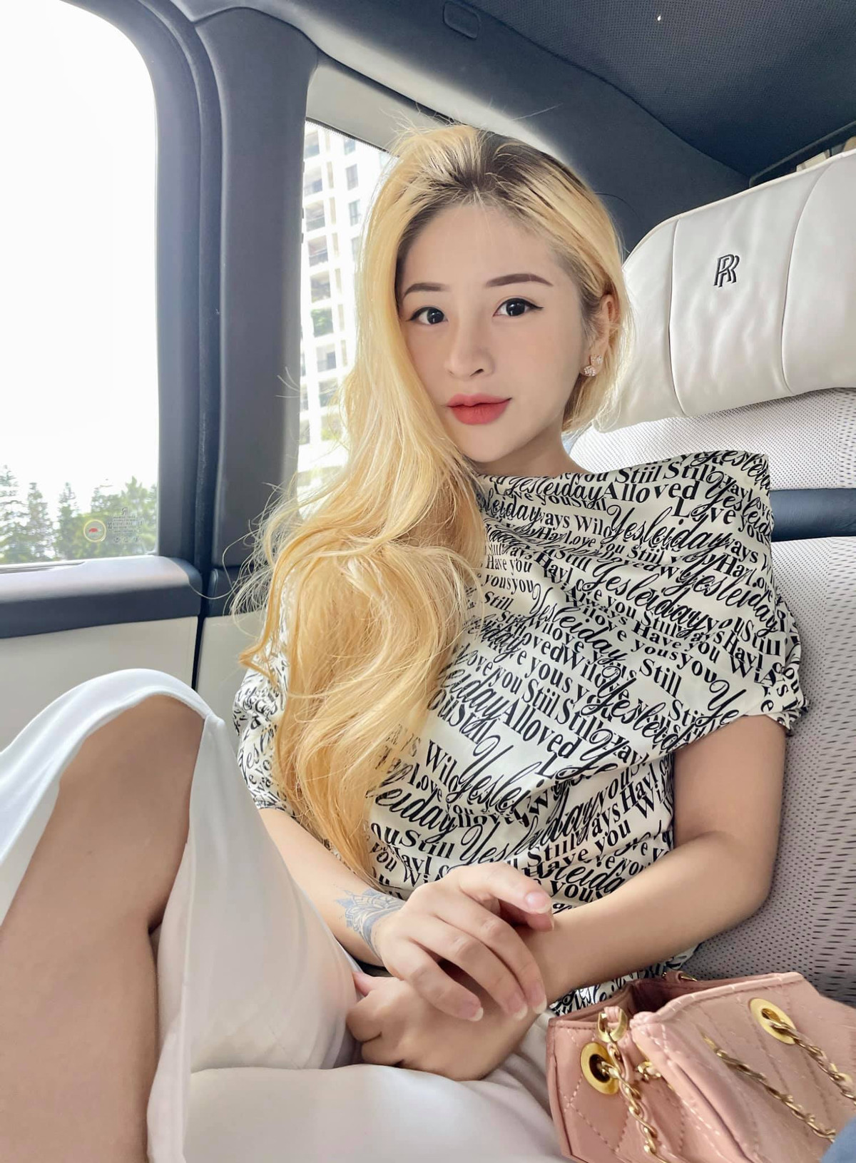 Một số người nhận xét, Bông Trần sau khi phẫu thuật thẩm mỹ không còn giữ được vẻ xinh xắn, thanh tú như trước đó, gương mặt có phần bị đơ cứng.