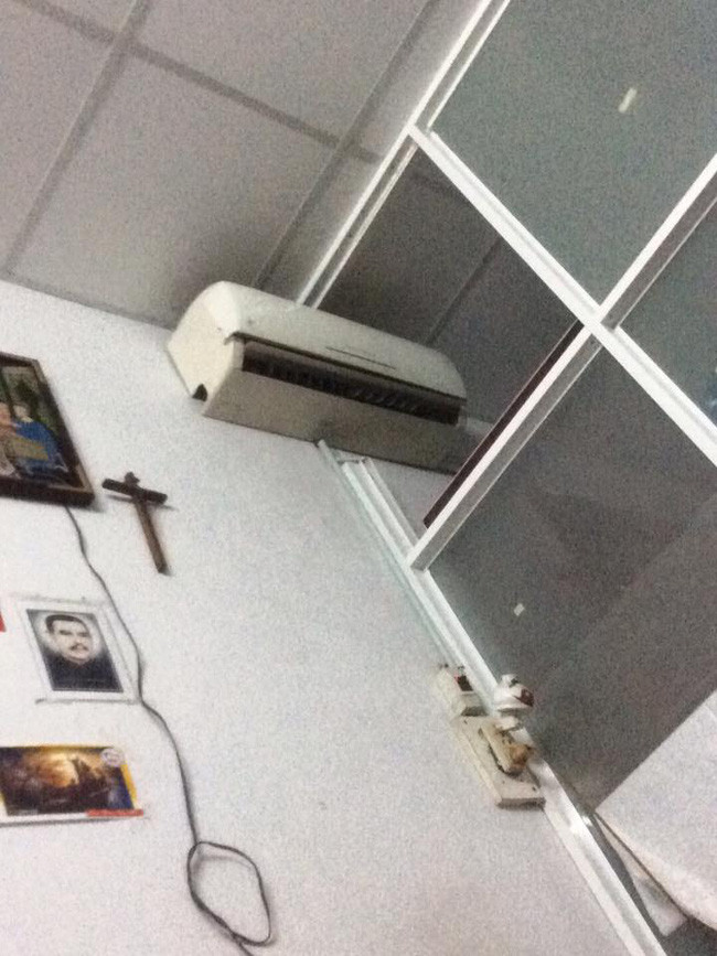 Theo nhiều cư dân mạng chia sẻ, họ thắc mắc liệu lắp đặt kiểu này thì cả hai phòng có mát được không? Thế nhưng kiểu lắp điều hòa "xuyên tường" này được ứng dụng ở khá nhiều gia đình. Ảnh: Facebook