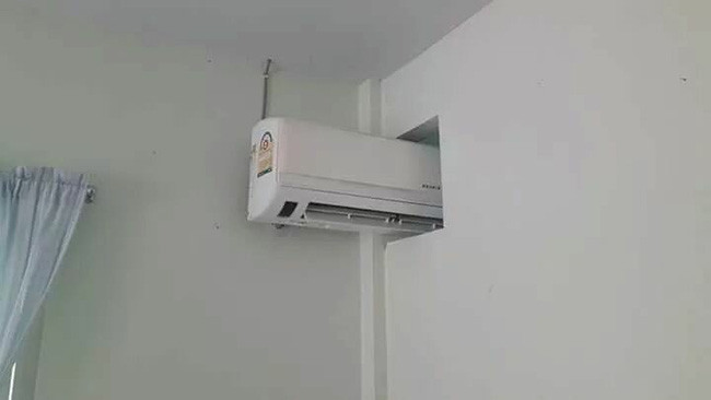 Điển hình như hình ảnh chiếc máy lạnh nằm lọt giữa khe tường đang được bàn tán xôn xao trên MXH. Ảnh: Facebook