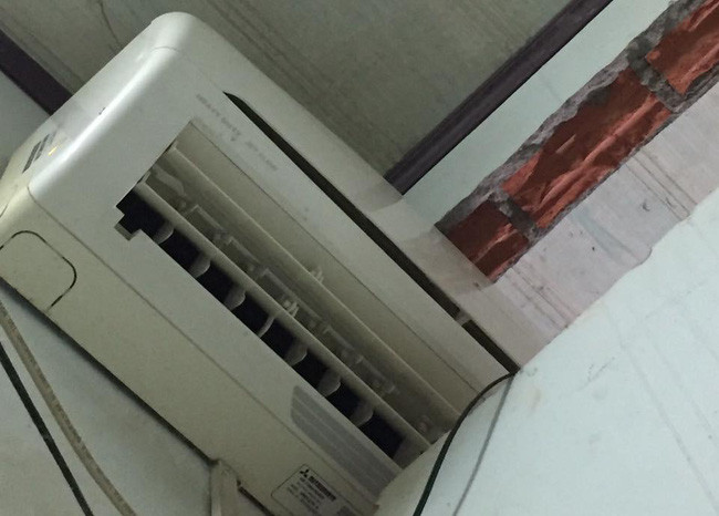 Tuy nhiên, lắp điều hòa tưởng chừng như là việc đơn giản của mọi nhà lại trở thành đề tài gây cười cho netizen khi có những kiểu lắp đặt thật sự "bá đạo". Ảnh: Facebook