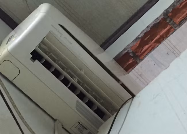 Tuy nhiên, lắp điều hòa tưởng chừng như là việc đơn giản của mọi nhà lại trở thành đề tài gây cười cho netizen khi có những kiểu lắp đặt thật sự "bá đạo". Ảnh: Facebook