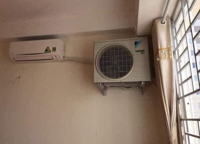 Còn anh thợ này đúng là đỉnh cao sáng tạo khi lắp cục nóng và dàn lạnh cạnh nhau. Ảnh: Facebook
