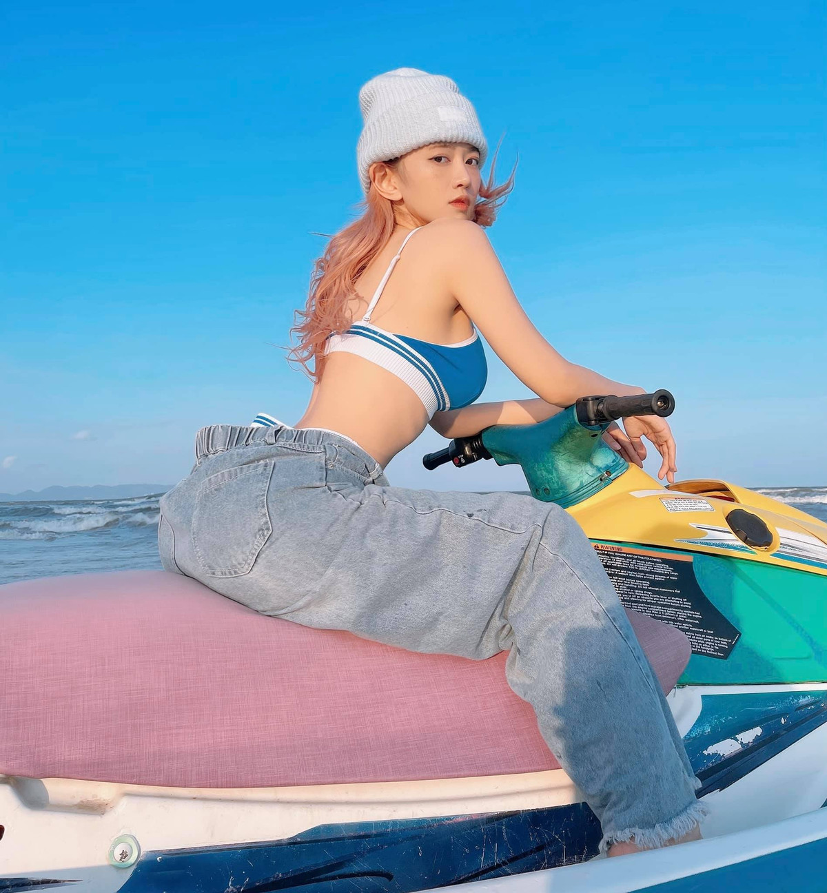 Trước đó, không ít lần Lê Bống từng bị dân mạng chỉ trích vì những bức ảnh khoe thân mà chính cô là người đăng tải lên trang cá nhân.