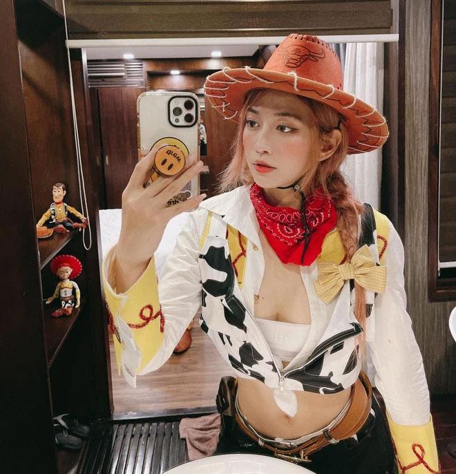 Dù nhận nhiều chỉ trích nhưng hot girl này vẫn chứng nào tật nấy, khoe dáng phản cảm trên MXH. Ảnh: FBNV