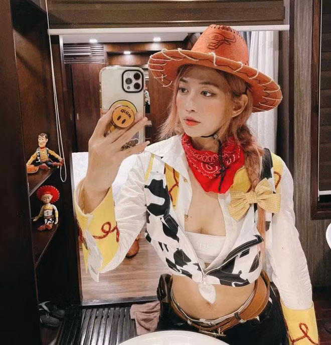 Dù nhận nhiều chỉ trích nhưng hot girl này vẫn chứng nào tật nấy, khoe dáng phản cảm trên MXH. Ảnh: FBNV