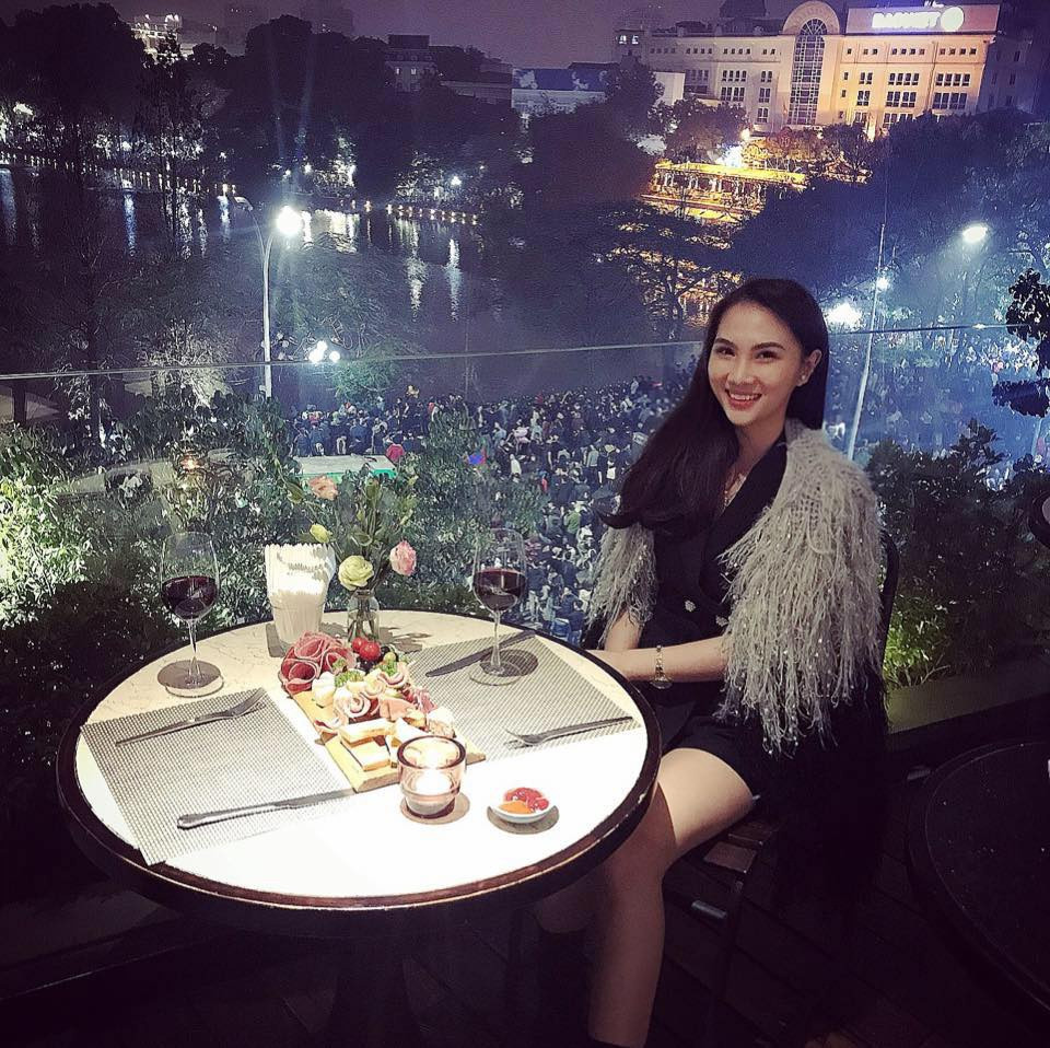 Trên trang Facebook cá nhân, Vũ Phương Anh thường xuyên chia sẻ hình ảnh đi du lịch sang chảnh nhiều nơi trên thế giới. Cô sống tại một căn biệt thự lộng lẫy của gia đình.