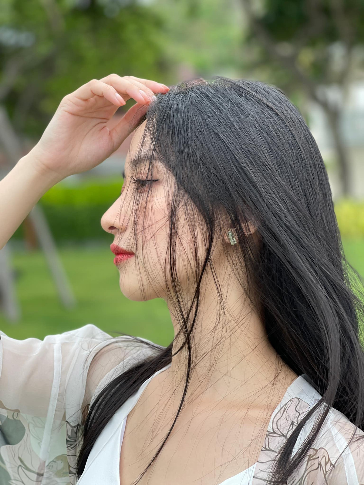 Đặc biệt, sau khi chuyển hình tượng ngây thơ, dễ thương sang phong cách có phần mặn mà, gợi cảm hơn, cái tên Jun Vũ lại càng được nhắc tới nhiều hơn nữa.