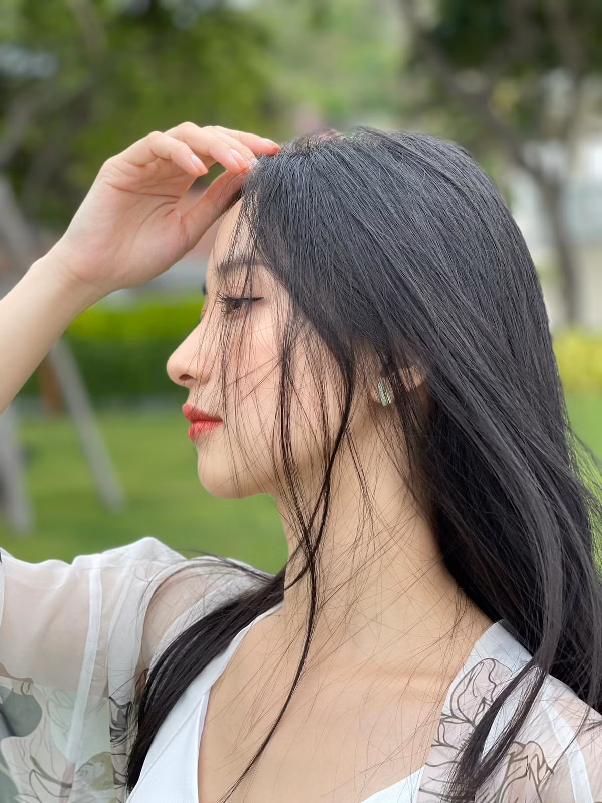 Đặc biệt, sau khi chuyển hình tượng ngây thơ, dễ thương sang phong cách có phần mặn mà, gợi cảm hơn, cái tên Jun Vũ lại càng được nhắc tới nhiều hơn nữa.