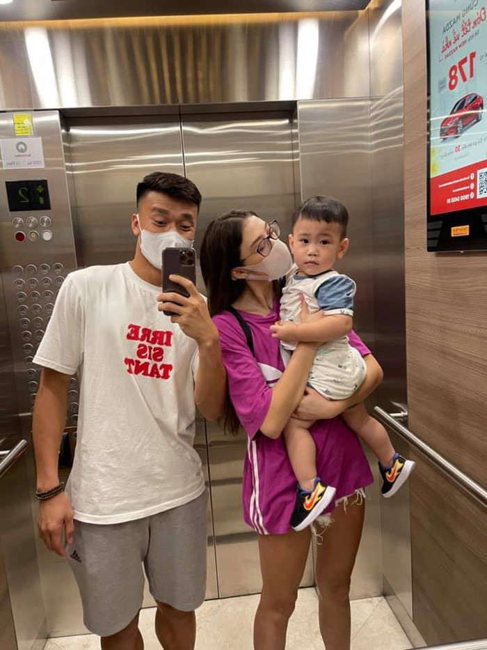 Trước khi về nước, bạn gái Bùi Tiến Dũng gửi gắm tình cảm đến chàng cầu thủ, rằng cô vẫn luôn chờ anh.