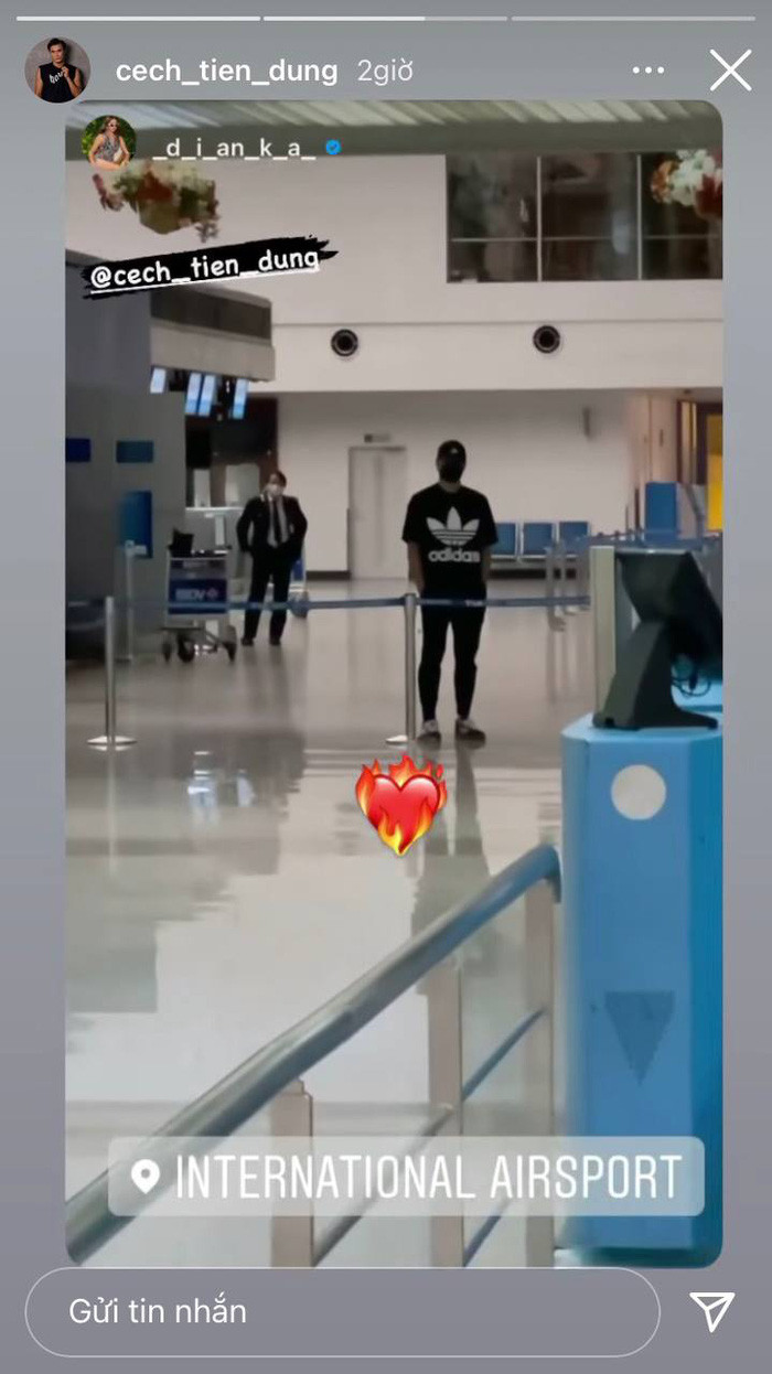 Bùi Tiến Dũng diện bộ đồ đen, đeo khẩu trang kín đáo. Anh còn đứng nhìn theo đến khi bạn gái đi qua cửa hải quan mới trở về.