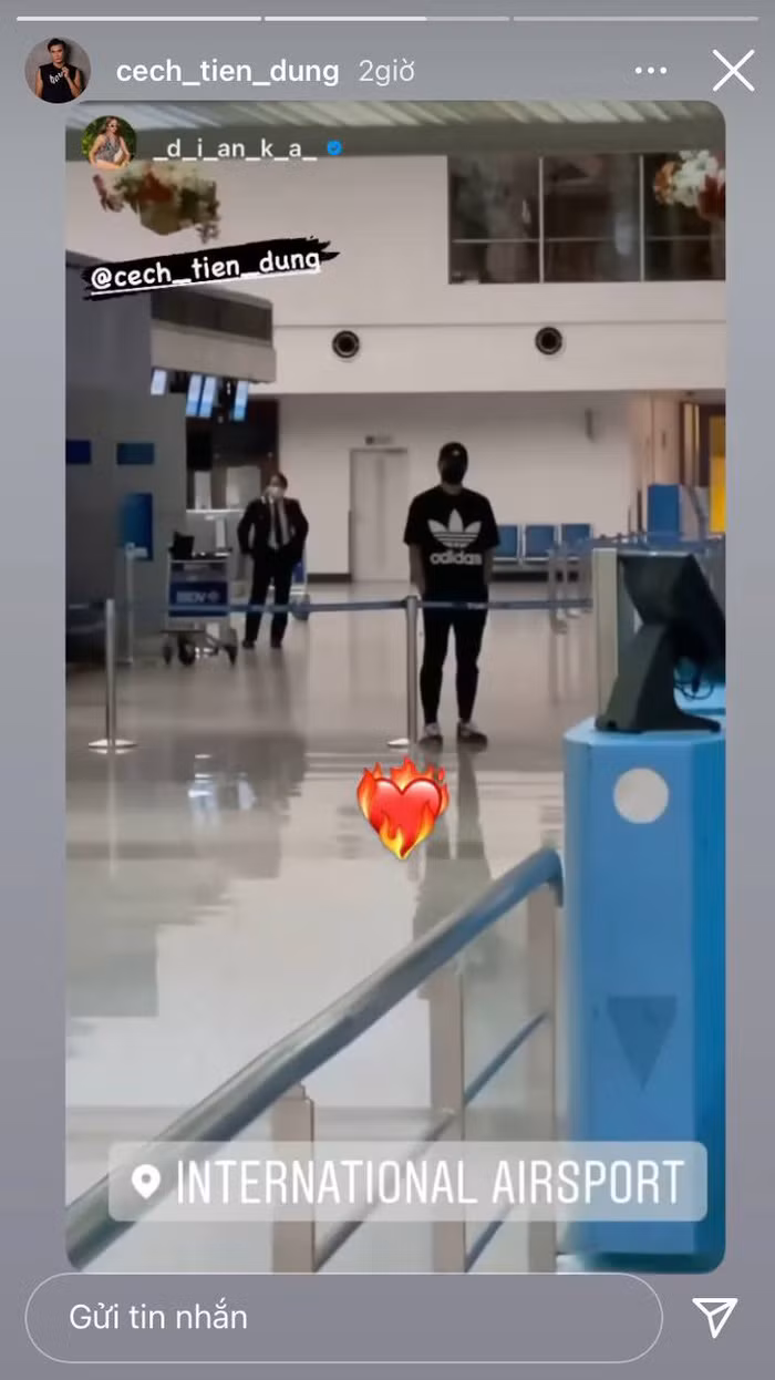 Bùi Tiến Dũng diện bộ đồ đen, đeo khẩu trang kín đáo. Anh còn đứng nhìn theo đến khi bạn gái đi qua cửa hải quan mới trở về.