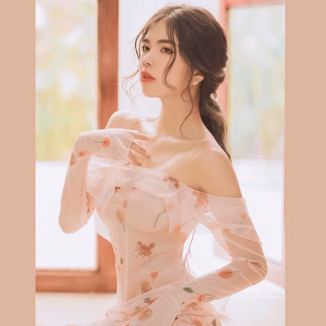 Bên cạnh đó, Quỳnh Mai còn có khả năng hát hay nhảy đẹp. Những video clip cover của Quỳnh Mai tại channel Youtube cá nhân đạt hàng nghìn view và những bình luận tích cực. Ảnh: FBNV