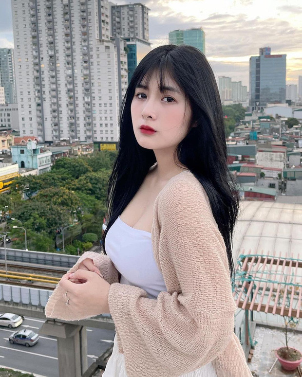 Trước khi nổi tiếng, cô nàng đã được nhiều người biết đến với biệt danh "nữ thần học đường".