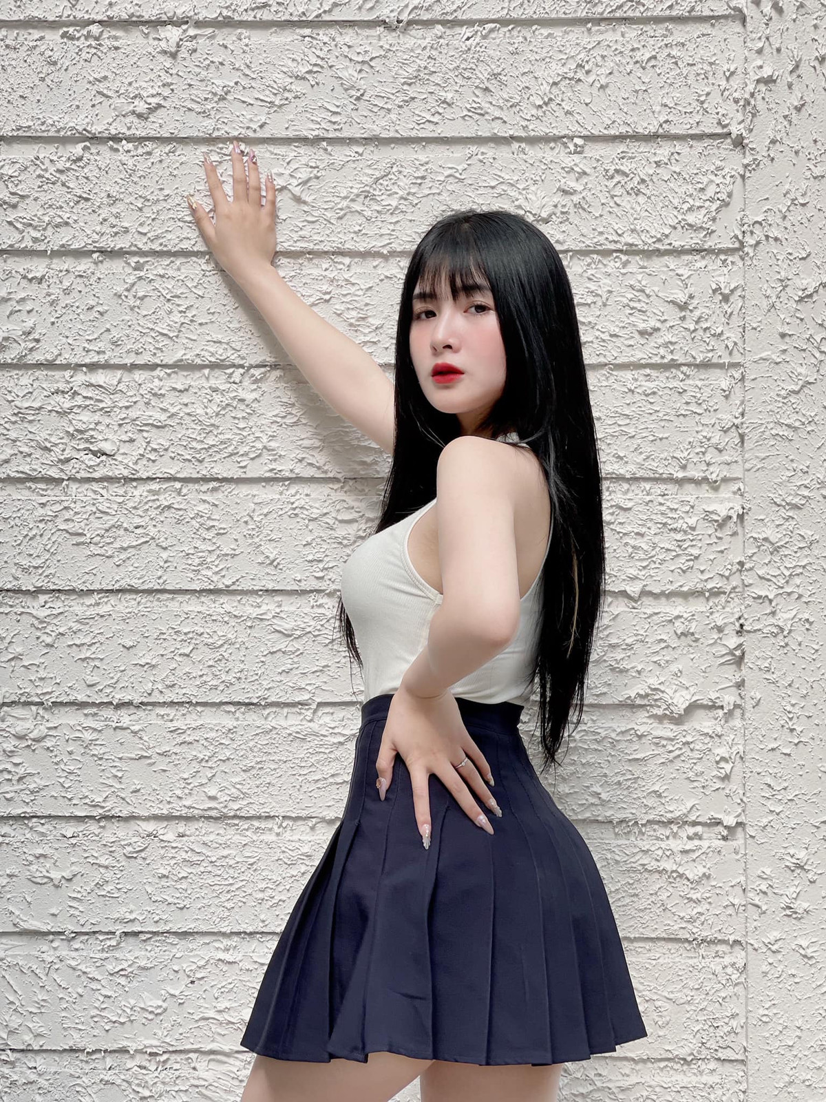 Thế nhưng, bỏ qua những áp lực tiêu cực từ cư dân mạng, Quỳnh Alee thẳng thắn đáp trả rằng vòng 1 của cô là một lợi thế, cô nàng tự tin về điều đó.