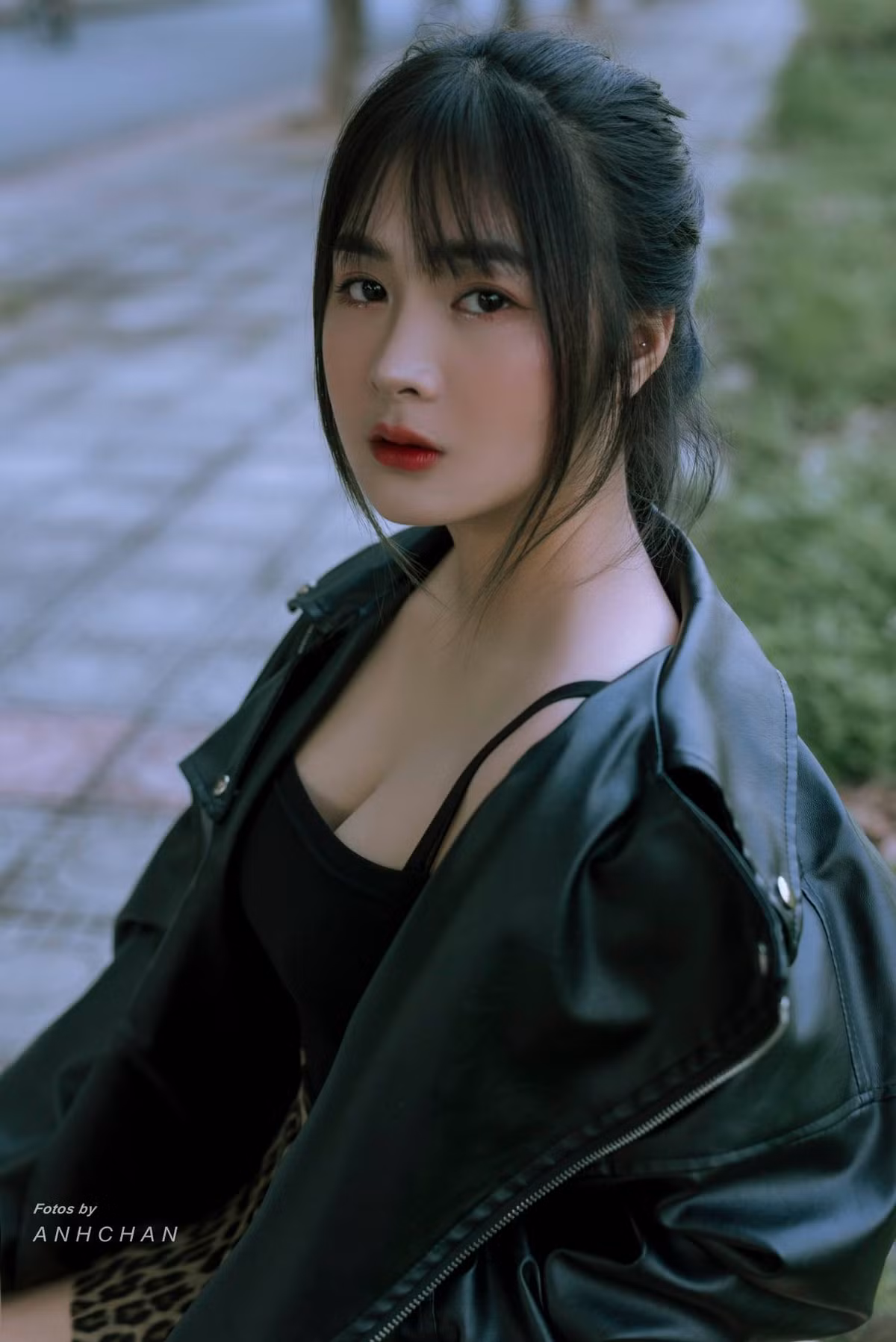 Ngay cả trên stream, Quỳnh Alee cũng không ngại mặc những chiếc áo khoét cổ sâu, để lộ vòng một căng tràn.