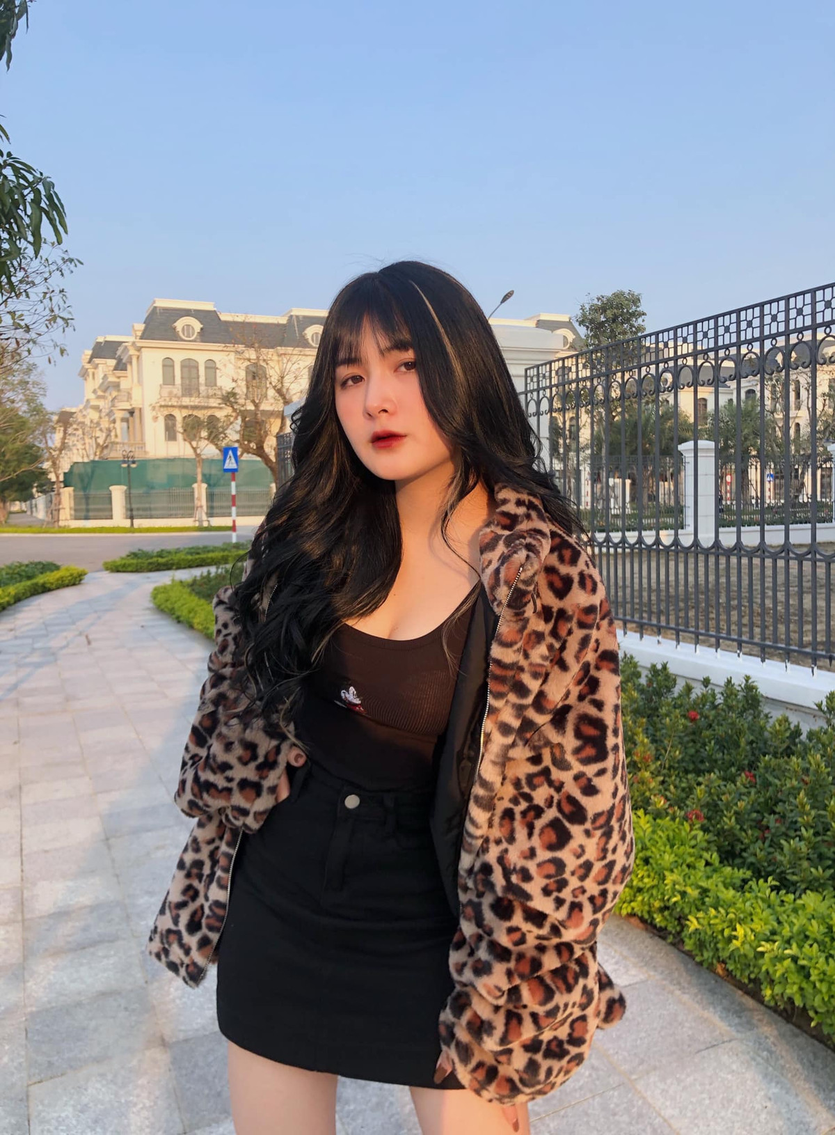 Quỳnh Alee là nữ streamer thế hệ mới đang đón nhận nhiều sự chú ý từ cộng đồng mạng vì sở hữu gương mặt dễ thương, thân hình bốc lửa.