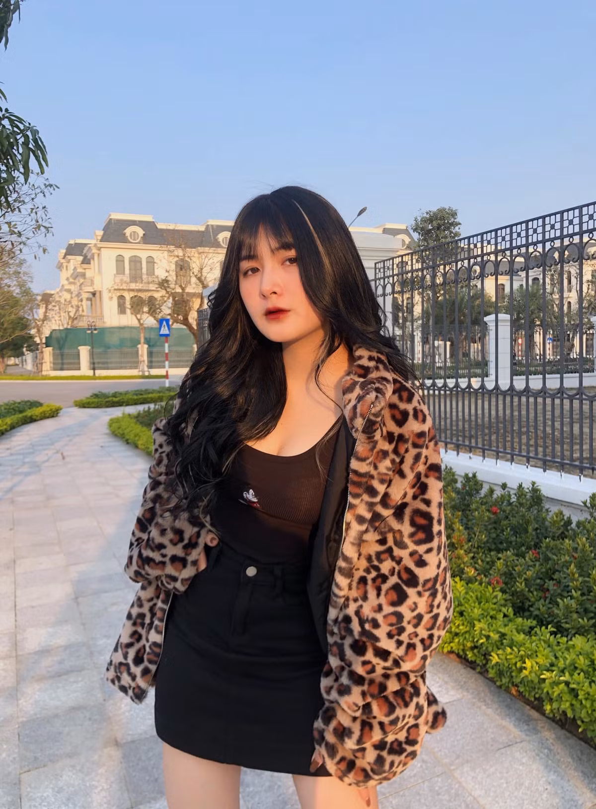 Quỳnh Alee là nữ streamer thế hệ mới đang đón nhận nhiều sự chú ý từ cộng đồng mạng vì sở hữu gương mặt dễ thương, thân hình bốc lửa.