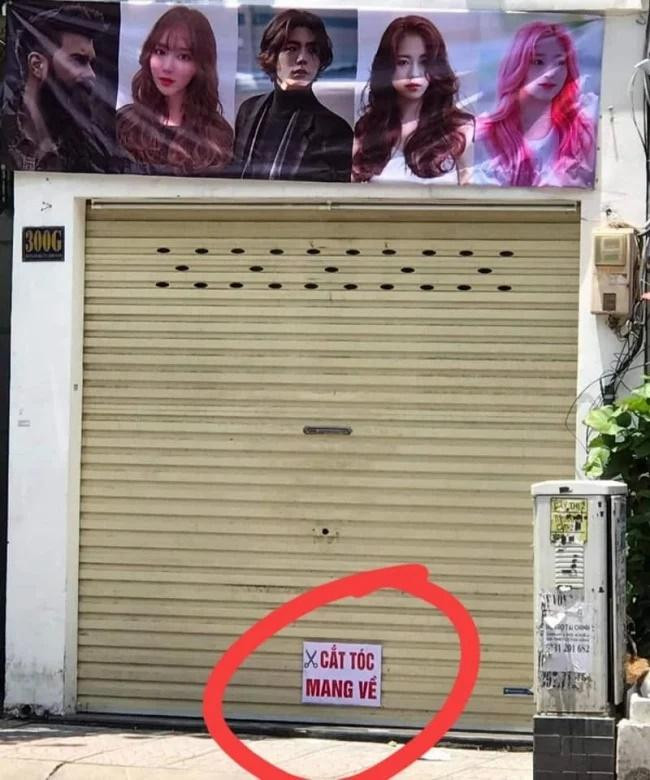 Tiếp tục một tấm biển với nội dung khiến người qua đường hoang mang.