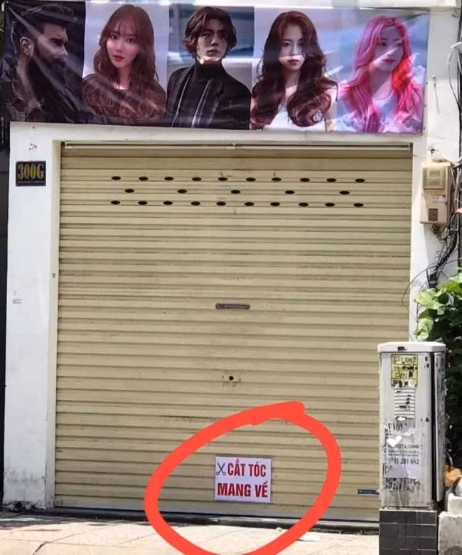 Tiếp tục một tấm biển với nội dung khiến người qua đường hoang mang.