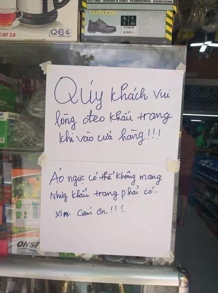 Bên cạnh đó, cũng có một số tiểu thương lớn và nhỏ được yêu cầu phải đảm bảo an toàn chống dịch. Từ đây họ đã cho ra đời những tấm biển thông báo với nội dung cực kỳ hài hước, khiến ai đọc xong cũng phải hoang mang mất 5s.