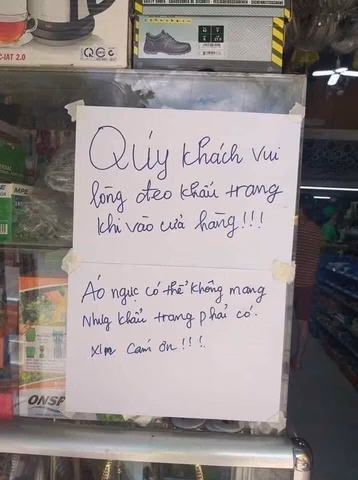 Bên cạnh đó, cũng có một số tiểu thương lớn và nhỏ được yêu cầu phải đảm bảo an toàn chống dịch. Từ đây họ đã cho ra đời những tấm biển thông báo với nội dung cực kỳ hài hước, khiến ai đọc xong cũng phải hoang mang mất 5s.