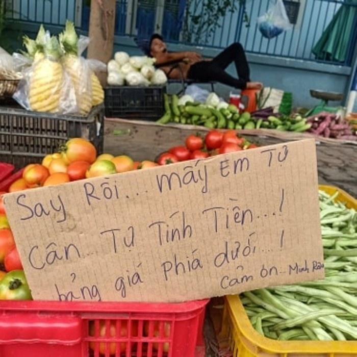 Một pha bán hàng hài hước đến từ anh chủ bán hàng khiến người mua chỉ biết ...cạn lời.