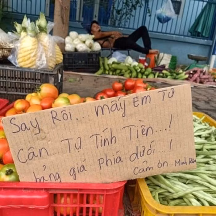 Một pha bán hàng hài hước đến từ anh chủ bán hàng khiến người mua chỉ biết ...cạn lời.